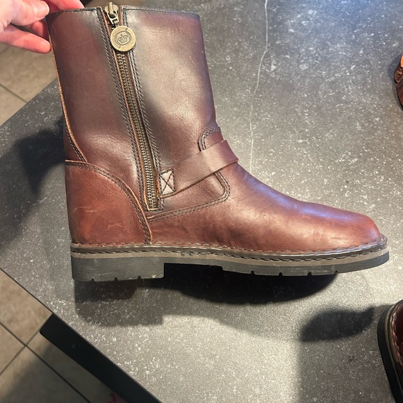 Born burgundy/reddish in color rising boot. - Picture 5 of 8